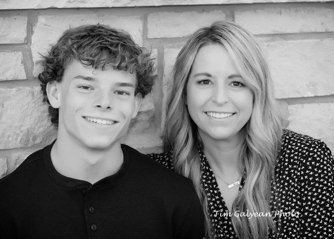 senior pictures with mom, parents, blue valley,black and white,BW,2024,